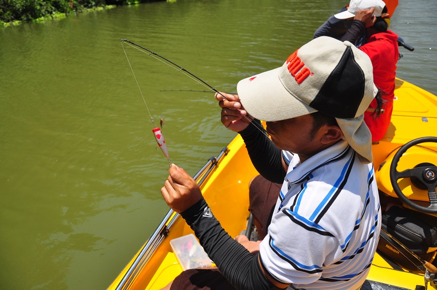 นายเด่ะโดนตากล้องไล่ให้มาตีกลางเรือ  :grin: :grin: :grin: