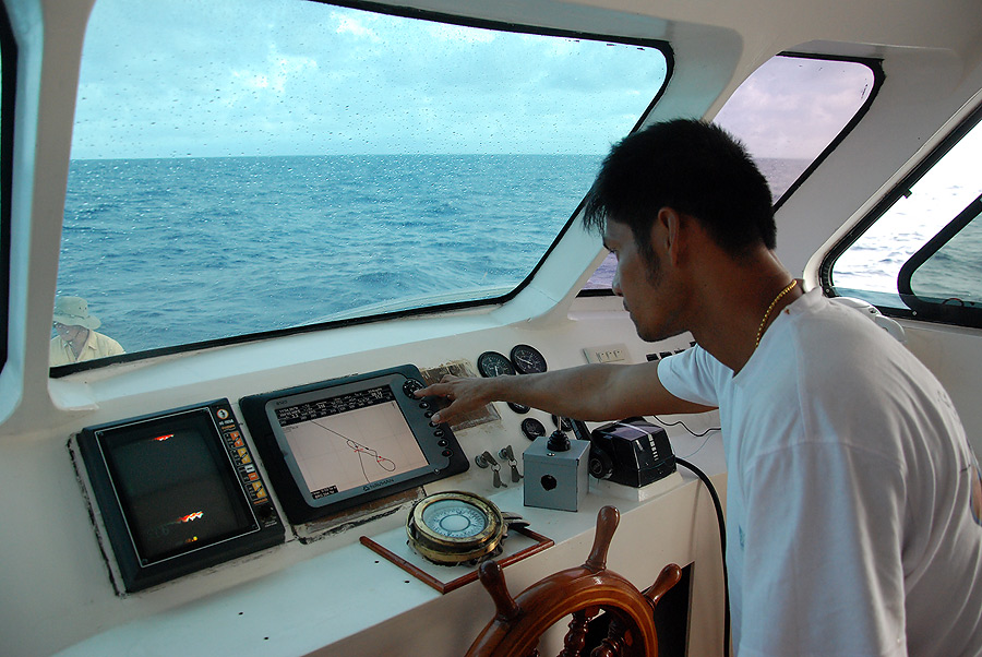 พี่โท  สั่งยกสมอวนเรือ  หาดูเชื้อปลาเกมส์รอบ ๆ ๆ หมาย

ข้างล่างเตรียมตัวลอยลำจิ้ก  ตามฝูงปลา

เด