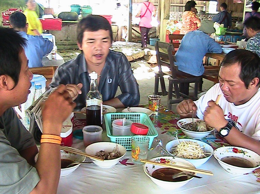 กองทัพต้องเดินด้วยท้องครับ ก๋วยเตี๋ยวไก่เมือง อร่อยที่สุดในโลกครับ ไม่เชื่อถามไต๋บอยลอยลมดูครับ
สวั