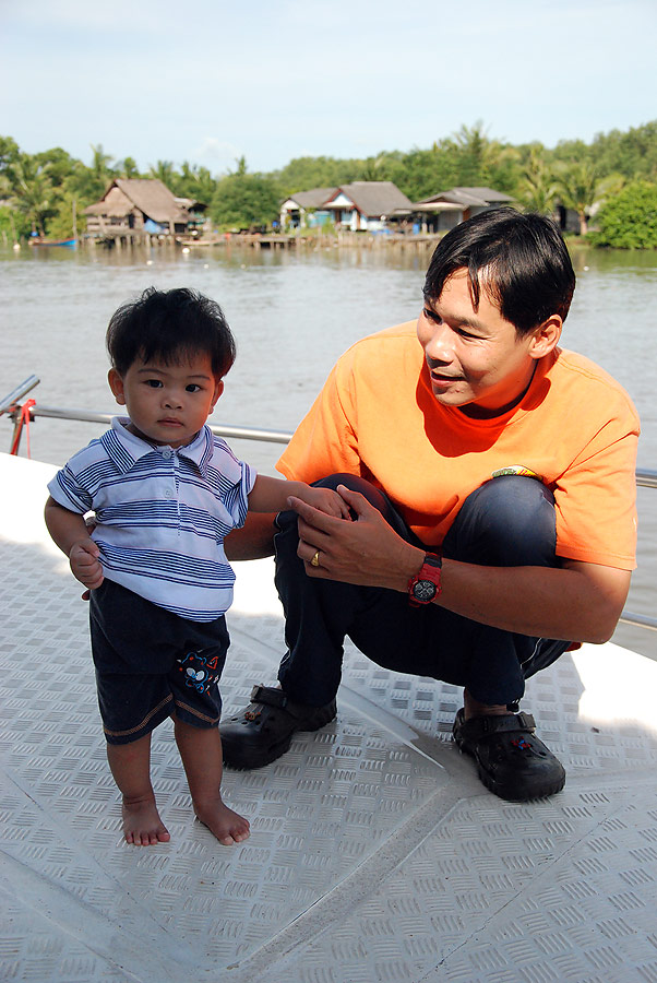 เลี้ยงเด็กอยู่ครับน้า


สวัสดีครับน้าปิยะ  ผู้ร้าย  อะน้า.... 
สวัสดีน้าบาส  พูอไม่ถูก  ..... ไป