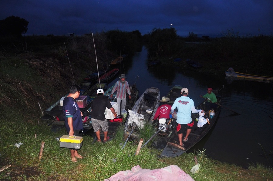 แยกย้ายกันลงเรือ ชอบไต๋คนไหนเลือกได้ตามสบายเลยครับ .................
ไม่ใช่เลือกอย่างอื่นนะ  :grin: