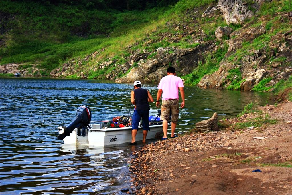 เอาเรือลงเขื่อนแล้ว  ต้อวนำสำภาระไปไว้ที่แพก่อนครับ