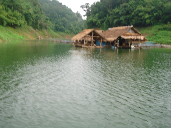 ชมบรรยากาศเรือนแพครับ :grin: