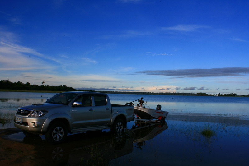 จัดการเอาเรือลงครับ ตรงนี้เป็นลานหิน ชาวบ้านชอบเอารถมาล้างครับ ลงลึกได้สบาย