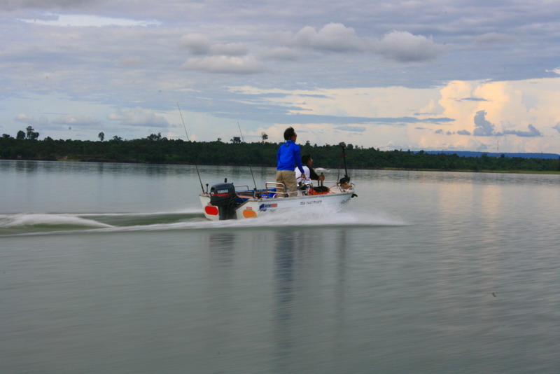 รูปตีเหยื่อกับผมหมดแล้วครับ มีแต่ตอนเรือวิ่ง สรุป ผมได้กระสูบ 1 ตัว พี่ใหม่ 1 ตัว พี่เปี๊ยกโดนชาร์จแ