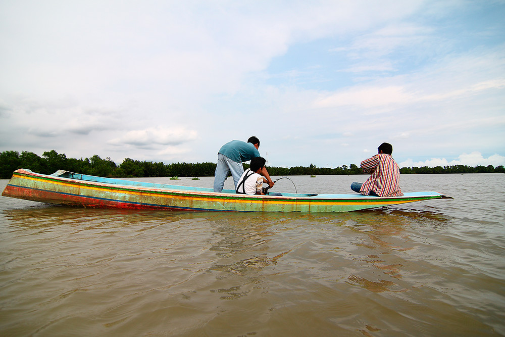 ทิดนก   กระโดดขึ้นเรือ ลำนั้นไปก่อน  บอกว่า  ต้องพี่เอง 