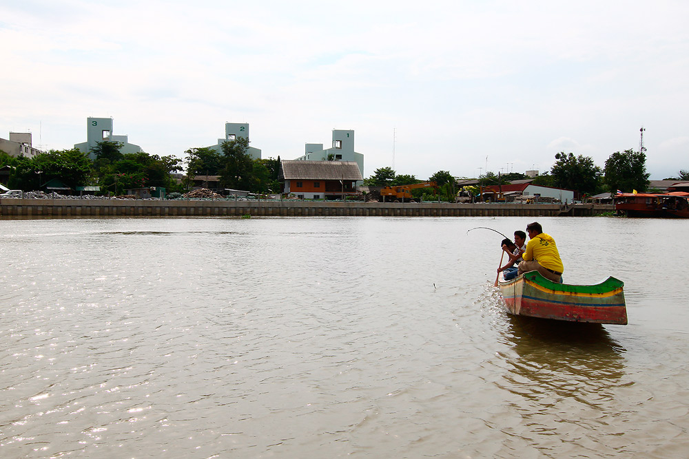 ลมก็แรง  น้ำก็แรง   คนพายเรือ คุมเรือ ลำบาก   

            ผมก็ถ่ายรูปลำบาก   :blush: