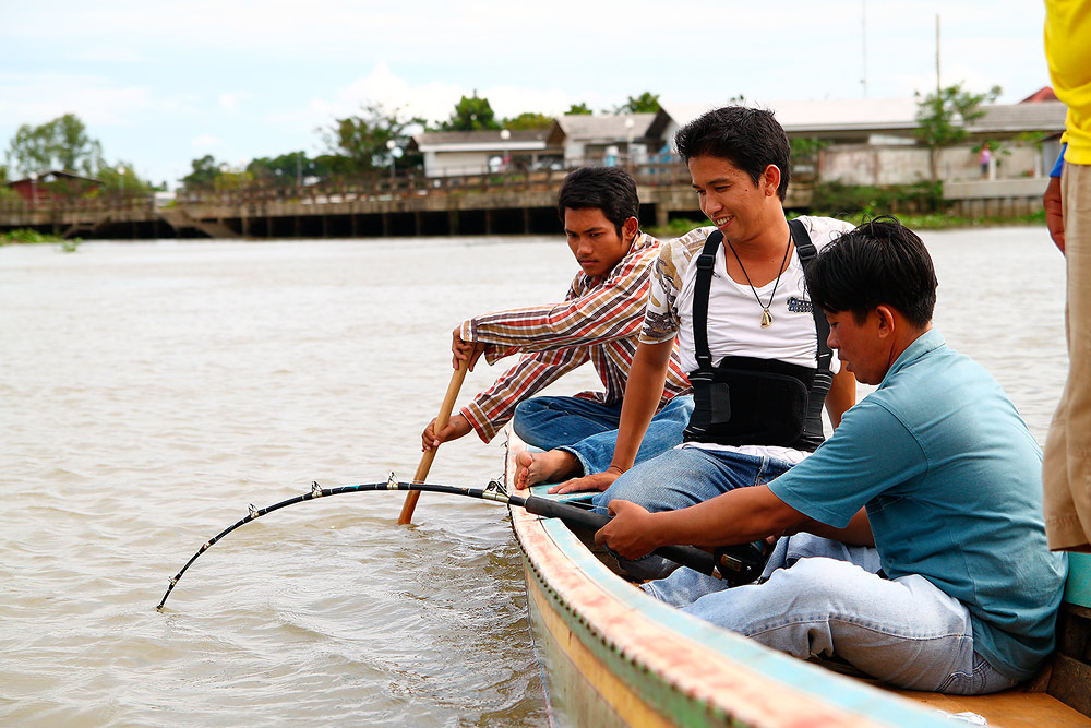 บางช่วง  ต้องแอบเอาคันไปพาดกับ ขอบเรือบ้าง บอกว่า  ไม่ไหว :grin: