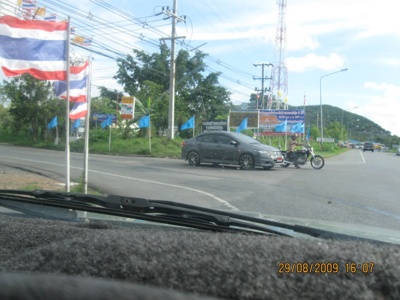 .....เลยมาหน่อย....เจอสามแยก..... :laughing: :laughing: :love: :love: