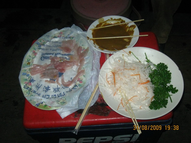        ระหว่างที่รอต้มยำ โฉมงาม  ... แชกำ.....ก็พร่องไปเรื่อยๆ.... ทุกคนพูดเป็นเสียงเดียวว่า.... ปลา