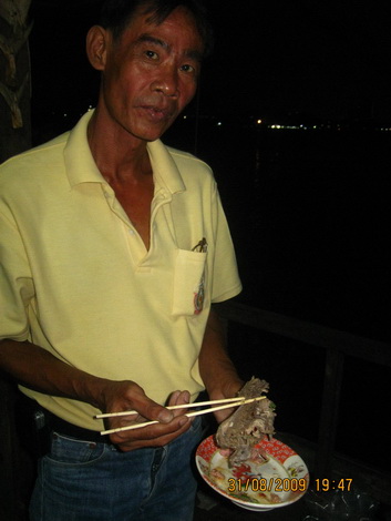 ส่วนน้ามิตร ก็....enjoy...กะเหงือกโฉมงาม :laughing: :laughing: