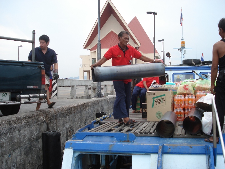 เรือข้ามเกาะขนส่ง-บรรทุกของด้วย................ :smile: :smile: :smile: