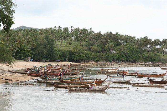 เรือหางยาวของชาวไทยใหม่ที่หาดราไวย์ครับ
 :smile: :smile: