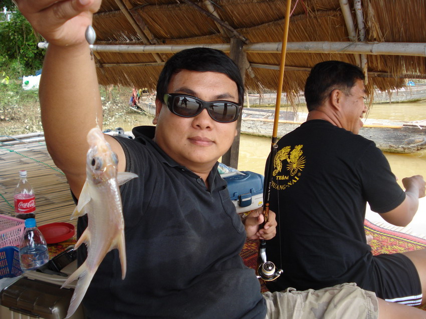 ระหว่างรอ พี่ป้อมจัดแจงอุปกรณ์  พี่หยีก็สอยมาอีกแล้วครับ :laughing: