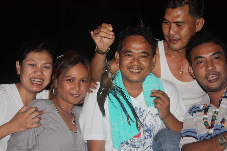 พอได้กุ้งมาที เพื่อนฯดีใจกันใหญ่