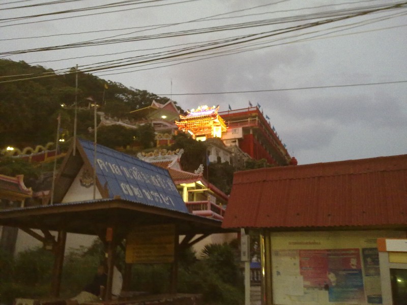 อย่าลืมแวะไหว้พระไหว้เจ้านะครับ สำหรับคนที่เชื่อ