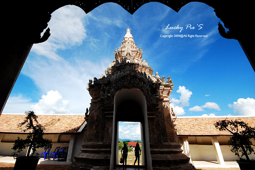 สวัสดีทุกท่านะครับ พอดีขอต่ออีกนิดแล้วกัน บังเอิญกู้ไฟล์ภาพมาได้

สถานที่คือวัดพระธาตุลำปางหลวง

