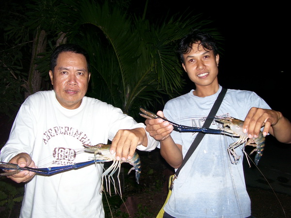 ช่วงฝนซาก็ลงไปสู้กันอีกรอบ คู่หูข้ามรุ่นไม่ยอมแพ้โชว์ฝีมืองัดขึ้นมาเทียบรุ่นกับ
เราซะง้าน ... แหม น