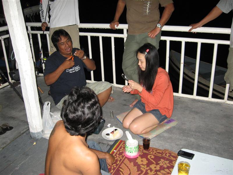 และนี่ก้อ ผบ. น้าเม่นคร๊าบ ส่วนน้าเม่น เริ่มเตรียม อุปกรณ์ ไว้สำหรับวันพรุ่งนี้แล้วครับ 
 :umh: :um