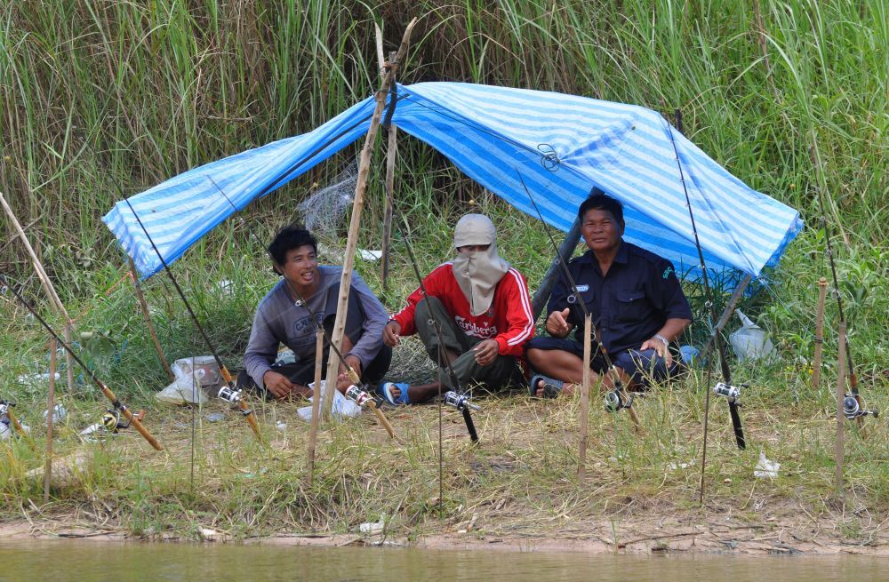 นั่นใครนะ คุ้นๆ เฮะ

 :laughing: :laughing: :laughing: :laughing