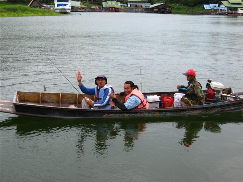 พอมาถึงแพ เปลี่ยนเรือเสร็จ น้าประสบ กับ น้าบี้ ก้อออกลุยเลยครับ 

ปล. แหม ทำเป็นมือแข็ง เดี๋ยวเหอะ