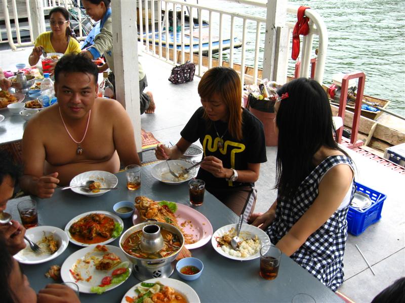 น้าโมก กับ ป้าอ้อม ดูเหมือนว่า กินข้าวฝืดๆ ยังไงไม่รุ 5555555
 :laughing: :laughing: :laughing: :la