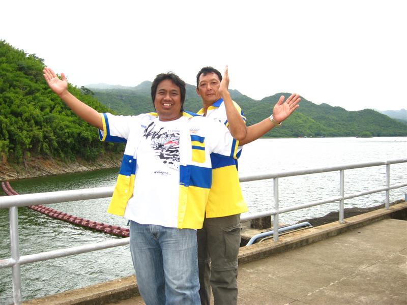 [b]รูปสุดท้ายครับ ร่ำลากันด้วยภาพนี้ละครับ คู่ปรับตลอดกาลทุกแมทซ์ แต่แล้วแต่รอด ยังไงก้อ รักกัน อิอิ