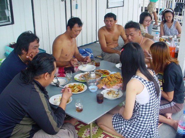 ทานข้าวเที่ยงกัน ................................... แห้ว 