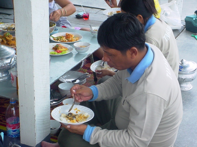 น้านะ แกนั่งรูดเสา เอ้ย นั่งกินข้าว