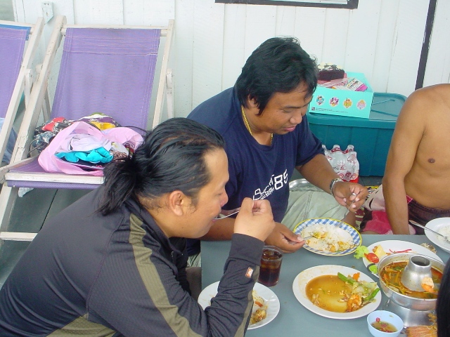 น้าบี้ แกก็นั่งกินข้าวสบายใจครับ อ