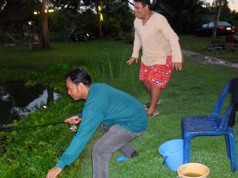  :ohh: :ohh: :ohh:
ทำไรกันอ่ะ อย่าแย่งกันเพื่อนเอ้ย 

 :laughing: