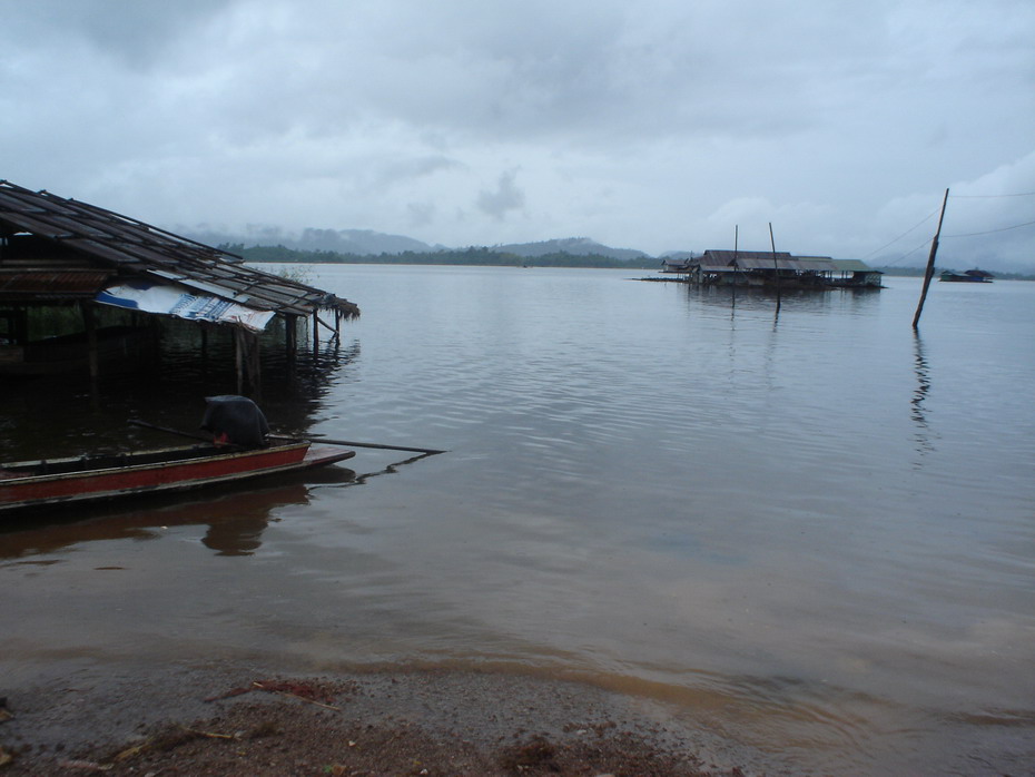 ถึงแล้วครับ สิ่งที่รอคอย ท่าเรือ ที่จะพาเราไป
สัมผัส กับผืนน้ำ และขุนเขา และเกมส์ฟิชทีเราฝันถึง   :