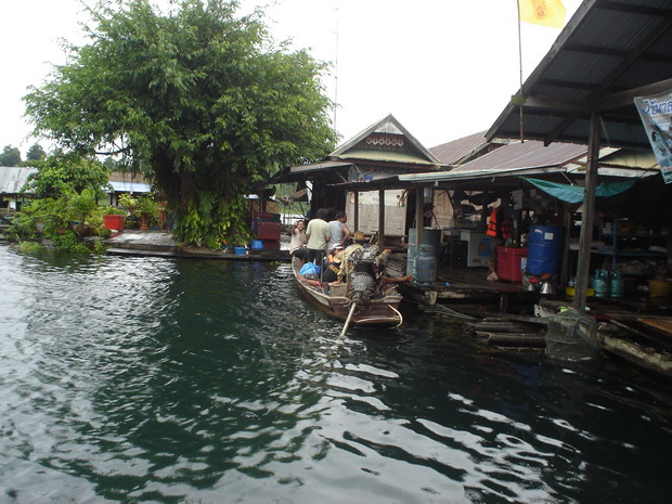 พวกเราออกเดินทางกันด้วยเรือใหญ่หนึ่งลำครับ
และเรือเร็วของผมอีกหนึ่งลำครับ
ในภาพ มาแวะแพร้านค้า กลา