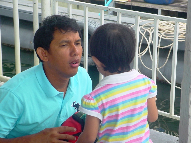 ลูกสาวมาอ้อน ป่าป๊า พาเล่นน้ำหน่อยซิคะ .......................... อะอ่ะ ป่าป๊า .............ว่ายน้ำไ