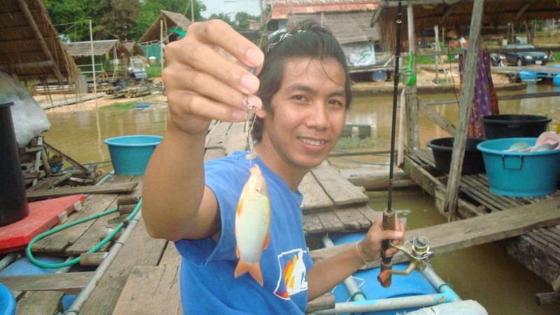 อ๊ะๆ มาแล้ว ได้ถ่ายรูปกับปลาหมูเต็