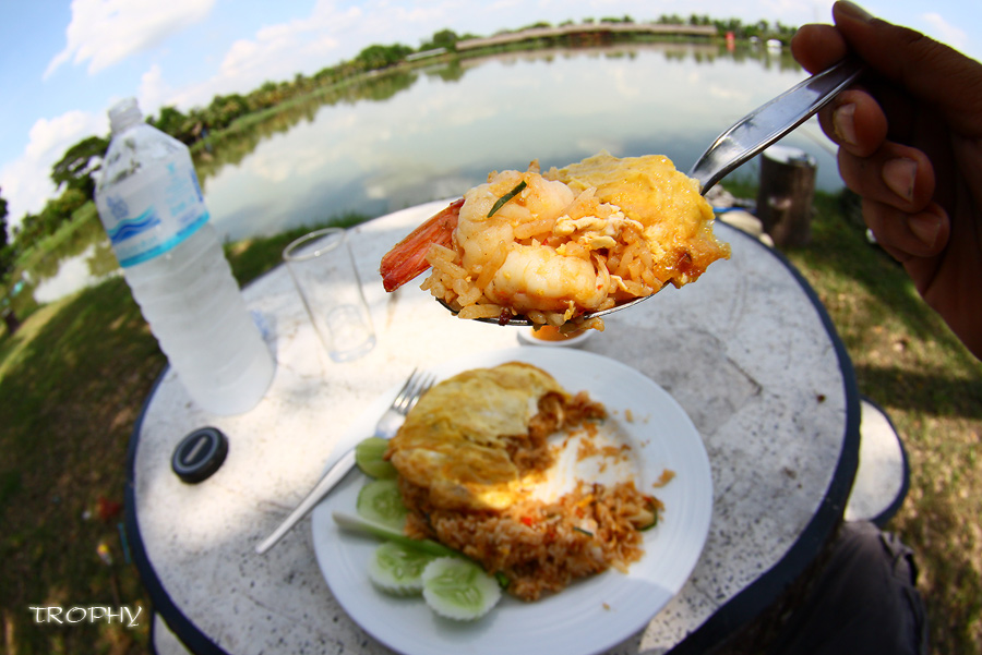 ข้าวผัดต้มยำกุ้งโป๊ะด้วยไข่เจียวของที่นี่อร่อยจริงๆ ครับ ใครมีโอกาสแวะมาตกที่นี่ต้องลองครับ  :umh: :