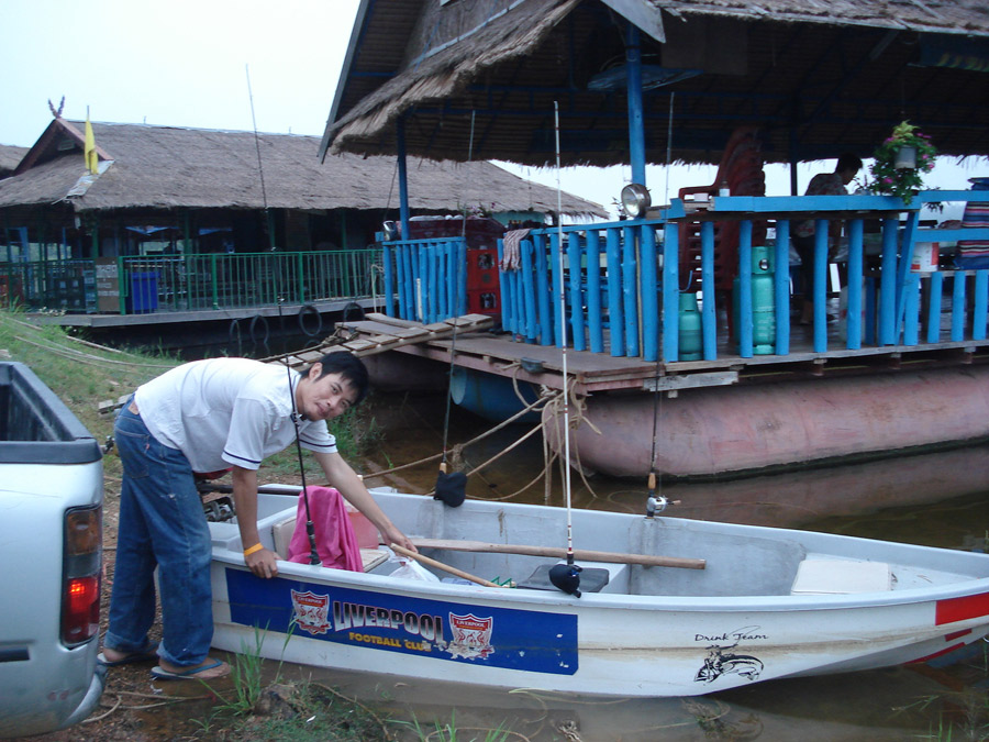 เรือคู่ใจของเจ้าต้องครับ  :grin: :grin:
ตกปลาแค่สองคนดันเอาเบ็ตมาตั้ง สี่  คัน  :grin:
 :laughing: