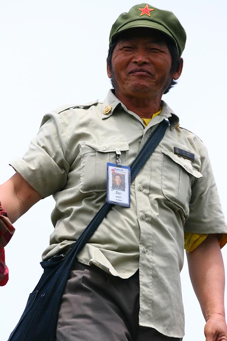 เราได้รับรู้ความรู้สึกผ่านทางเสียงเพลงปฏิวัติที่ลุงสหายมีนายืนร้องอยู่บนหน้าผา


ขอบอกว่า... ภาพน