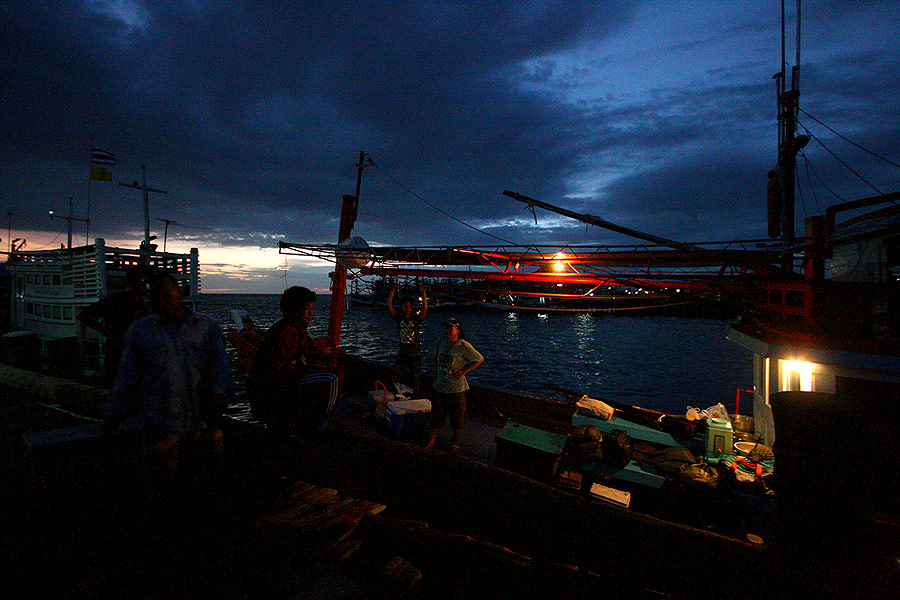 
ทริพนี้  พวกเราลงเรือค่อนข้าง ค่ำ

เพราะต้องรอให้นักตกปลาชุดก่อน ขนของขึ้นให้หมดซะก่อน

 :grin