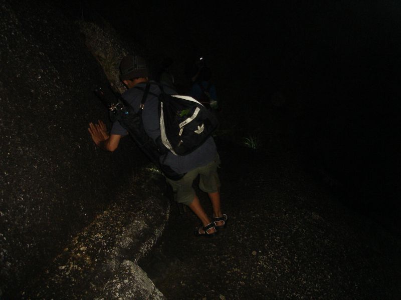 ถึงจุดที่ต้องเดินบนหินแว้ว (โอ้ซ่ะจายยย)จากนี้ไม่มีรูปคับ มันมืดมากๆ ถึงจุดตกเลยล่ะกัน