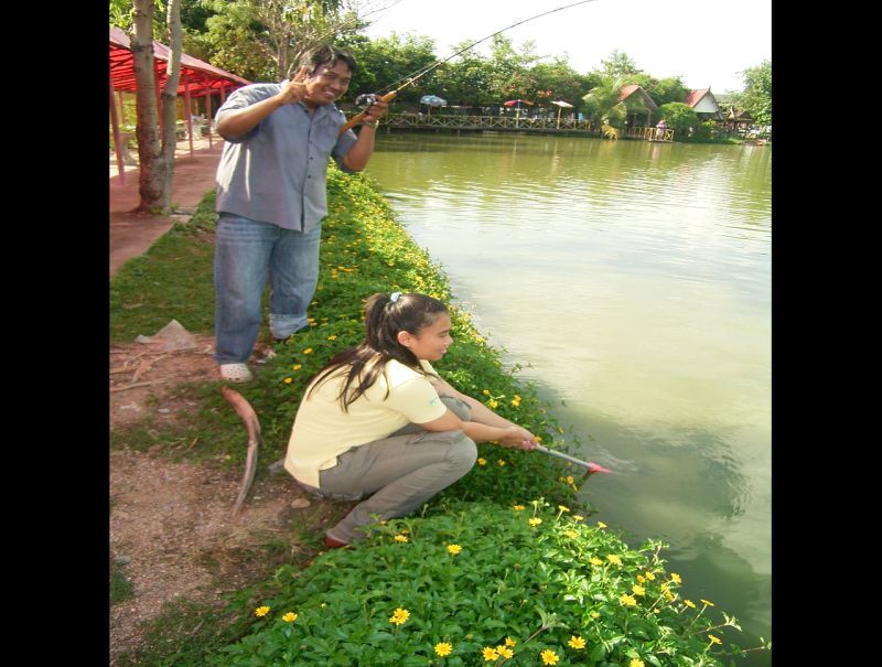 ให้ไปช้อนปลา ดูป้าแกเหมือนแกล้งน้าเม่น  ตามใบสั่งเลย
น้าเม่นยิ่งสีหน้า ไม่ค่อยจะดีอยู่ด้วยทำมาเป็นช