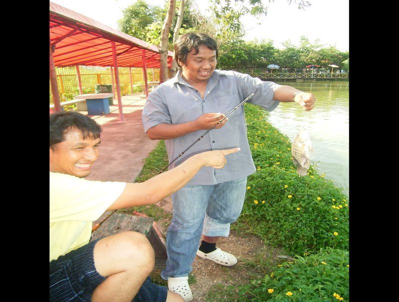 สงสัยอัดตออยู่ ไปดูที่อื่นดีกว่า  คู่นี้ทำอะไรกัน
 :cheer: :cheer: :cheer: :laughing: :laughing: