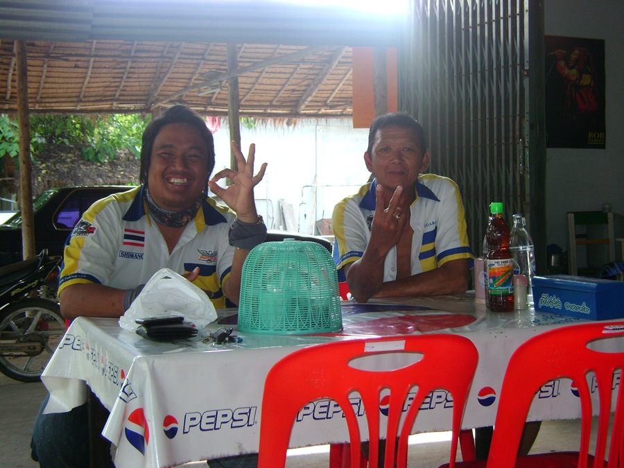 น้าเม่น กับน้านพ ทีมปลายางรอจนอิ่มแล้วครับ    :grin: