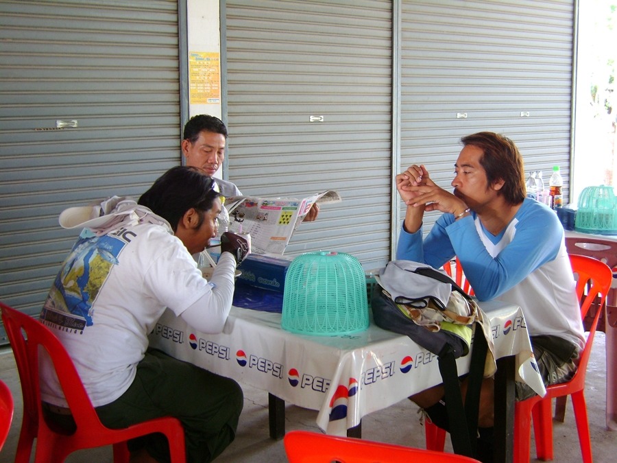 อ่ะนั่นแน่ปรึกษาอะไรกันอยู่หรอครับ� :grin: