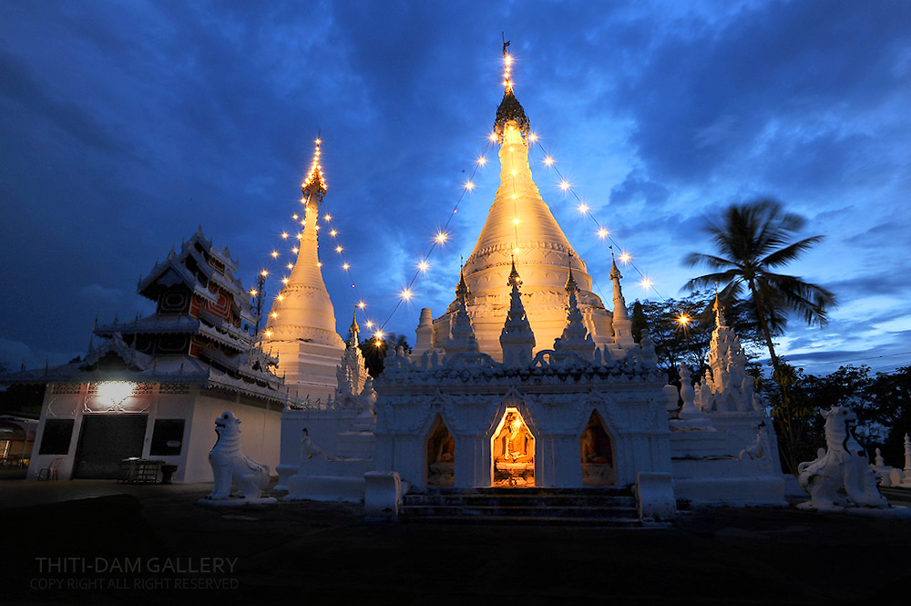 พระธาตุดอยกองมู ยามเย็น ( ตั้งอยู่บนยอดเขากลางเมืองแม่ฮ่องสอน )  ฝากไว้เท่านี้ก่อนนะครับ งานเข้า