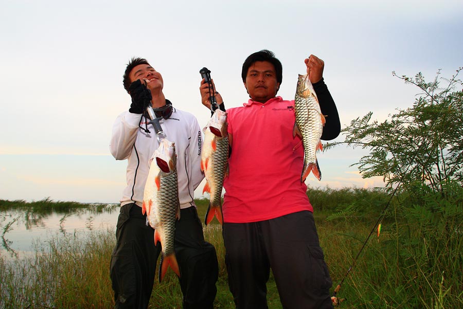 คนหล่อ ๆ ขอถ่ายรูปคู่ซักกะนิสสส
 :grin: :