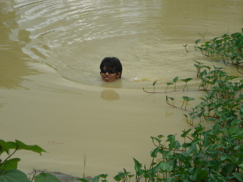 ท่าว่ายน้ำเหมือนอะไรหนอออ :laughing: :laughing:


 :laughing: