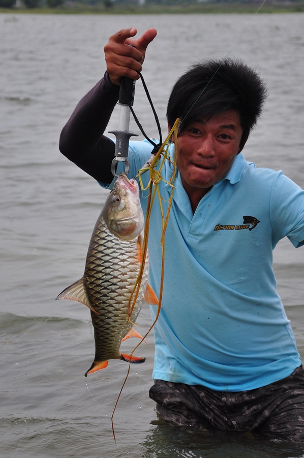 ดูไอ้น้อตมันเต๊ะท่าดิ ทั้งร้องทั้งเต้นใหญ่เลยยยยยยยยย :mad: :mad: