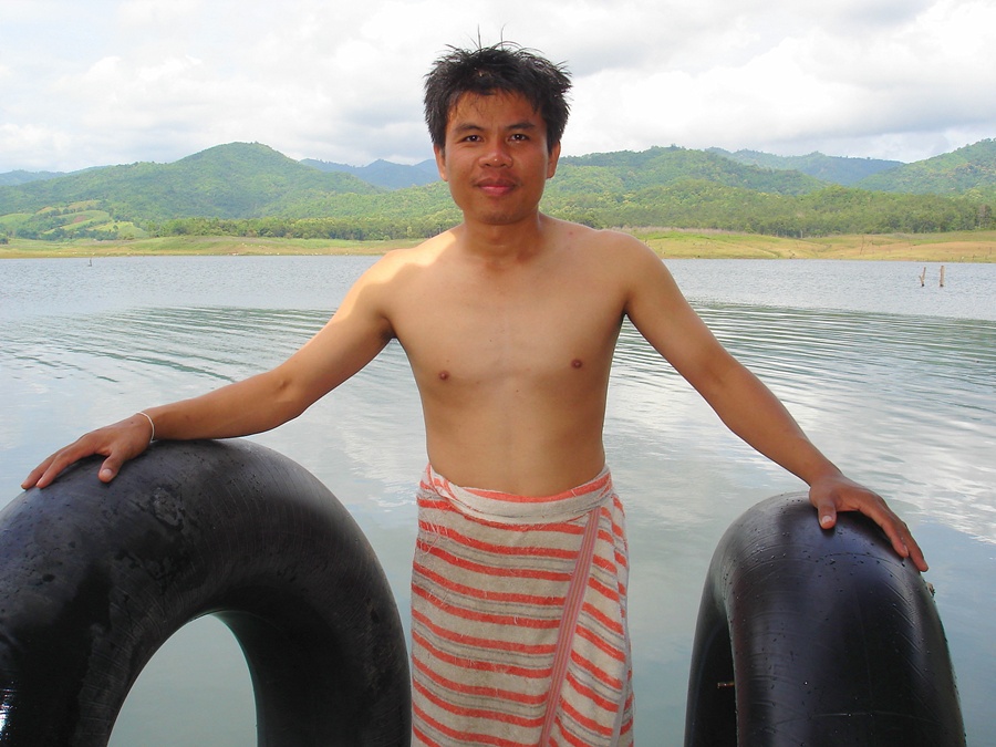 หนุ่มเกาหลี อาบน้ำ (เล่นห่วงยาง) ทิ้