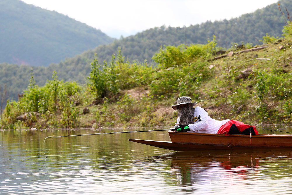 บอกว่า  ผมนอนในเรือ  กับนอนในแพ  มีความสุขจังพี่